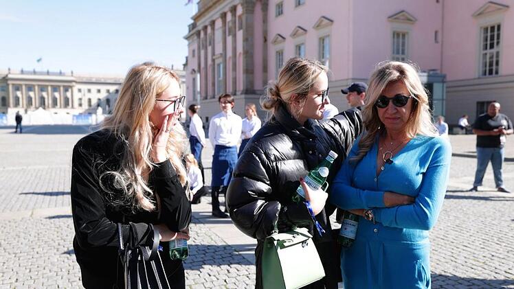 Shania (von links), Davina und Carmen sind besorgt: Wo steckt Robert?