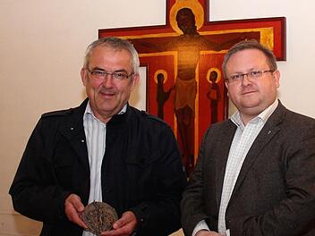 Der Kindergartenverein Adelsdorf hat sich aufgelöst. Für sein Engagement dankte Pfarrer Thomas Ringer (rechts) Günter Brehm.  Foto: J. Blum