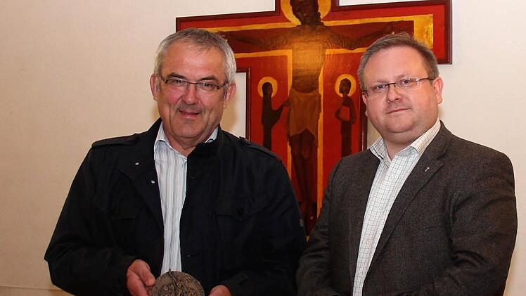 Der Kindergartenverein Adelsdorf hat sich aufgelöst. Für sein Engagement dankte Pfarrer Thomas Ringer (rechts) Günter Brehm.  Foto: J. Blum
