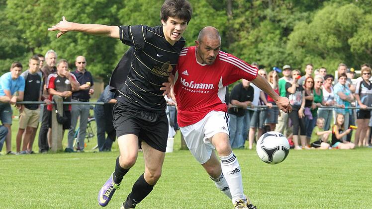 Motschenbachs Torjäger Christian Haas im Zweikampf mit dem Schwarzacher Joite.