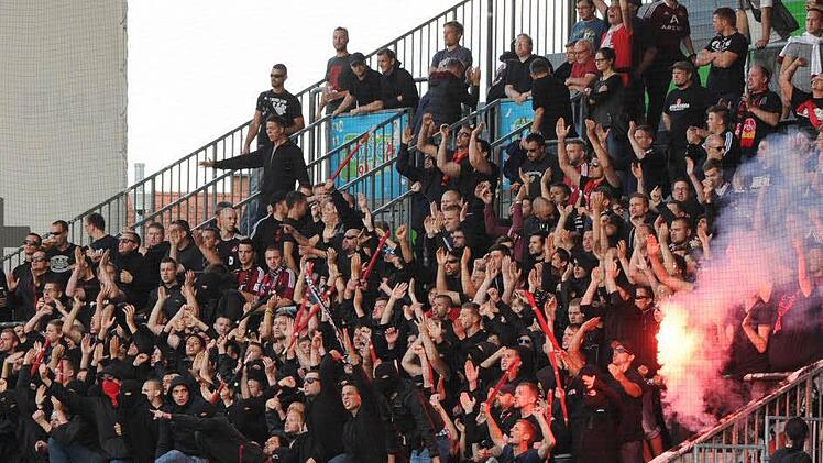 Nürnberger Fans gestikulieren vor dem Spiel. Foto: Timm Schamberger/dpa