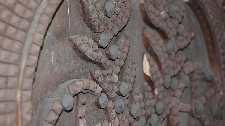 Das genagelte Wappen ist noch gut erhalten. Foto: Miriam Hegner