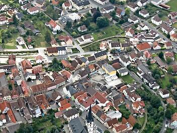 Wo sind in der Stadt noch Flächen frei, die bebaut werden könnten, ohne dass neue Baugebiete ausgewiesen werden müssen? Die Staffelsteiner Bürger für Umwelt- und Naturschutz (SBUN) machen sich dafür stark, diese Flächen - etwa im Staffelsteiner Stadtkern - ausfindig zu machen. Archivbild: Matthias Einwag