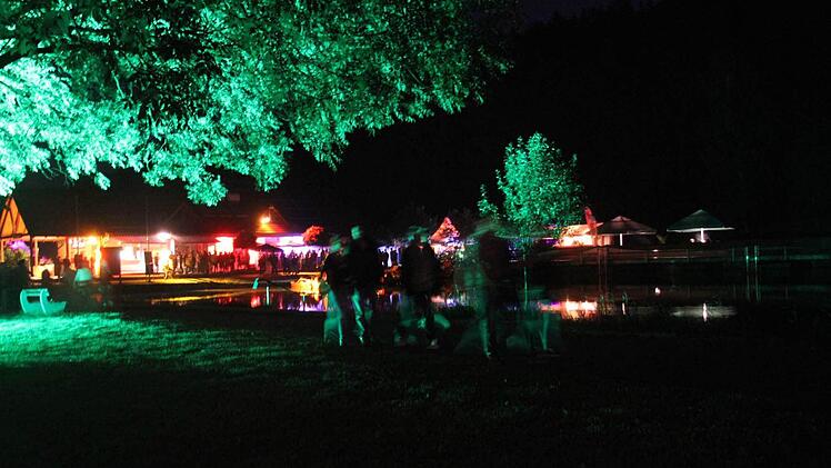 7 Romantik pur - viele genossen den Weg zwischen den verschiedenen Areas.