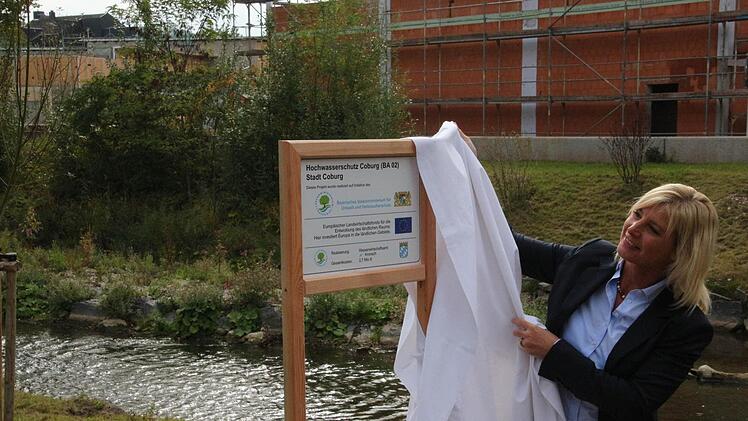Bayerns Umweltministerin Ulrike Scharf enthüllt eine Tafel, die bezeugt, dass die EU die Bauarbeiten mitfinanzierte.