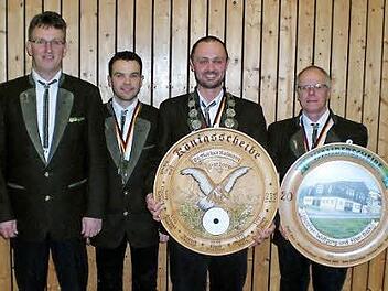 1. Schützenmeister Wolfgang Back (von links) mit 2. Ritter Thorsten Back, Schützenkönig Timo Schmitt und 1. Ritter und Wanderscheibengewinner Helmut Brischke Foto: Manfred Mellenthin