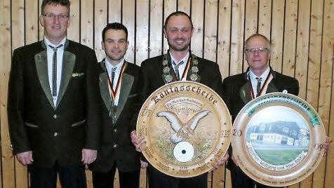 1. Schützenmeister Wolfgang Back (von links) mit 2. Ritter Thorsten Back, Schützenkönig Timo Schmitt und 1. Ritter und Wanderscheibengewinner Helmut Brischke Foto: Manfred Mellenthin