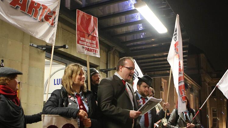 Kundgebung der Partei "Die Partei" am Coburger Bahnhof.Foto: Jochen Berger