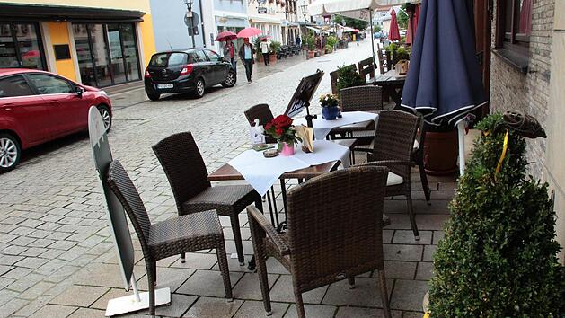 Sch&ouml;nes Wetter vorausgesetzt, k&ouml;nnen Besucher in Ebermannstadt auch im Freien essen und trinken.  Foto: Josef Hofbauer