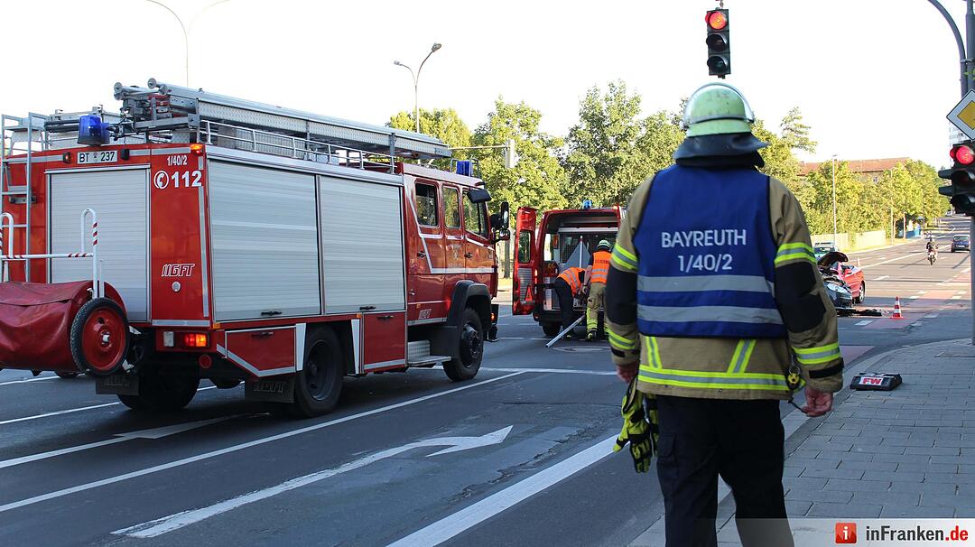 Frontalcrash zweier Pkw im Kreuzungsbereich - Beide Fahrerinnen schwer verletzt