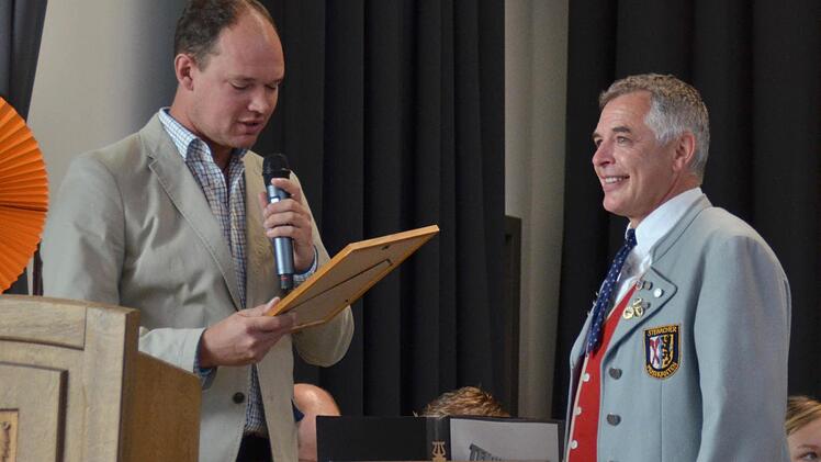 Ein halbes Jahrhundert musiziert Wolfgang Limpert in Steinach. Dafür wurde er von Mario Hugo ausgezeichnet. Foto: Kathrin Kupka-Hahn