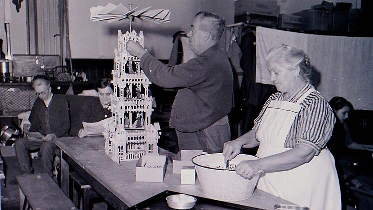Lagerleben in Ebelsbach: Die Menschen hielten sich an Arbeiten fest, die sie aus ihrem früheren Leben kannten. Fotos: Archiv Ludwig Leisentritt