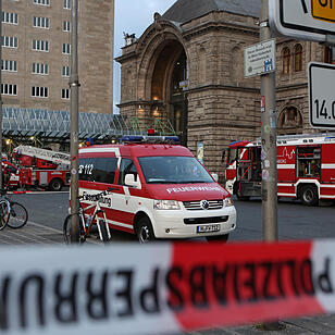 Brand am Nürnberger Hauptbahnhof - Unklare Rauchentwicklung in der Osthalle – Brandmeldeanlage löste aus – Bereich großräumig abgesperrt – Feuerwehr mit Großaufgebot vor Ort