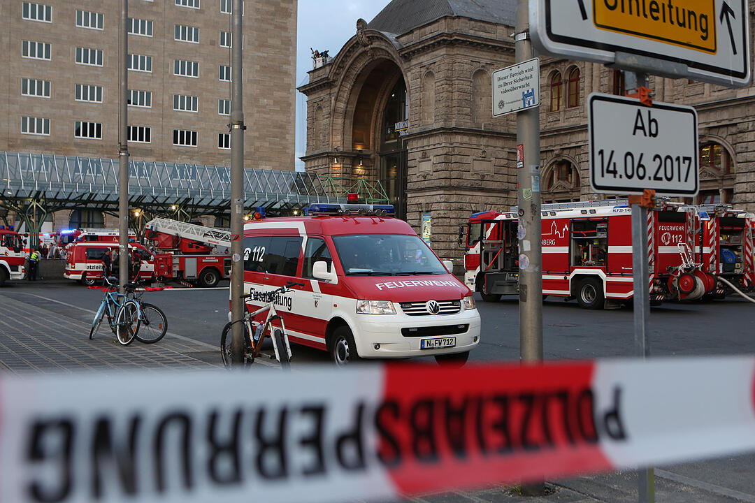Brand am Nürnberger Hauptbahnhof - Unklare Rauchentwicklung in der Osthalle – Brandmeldeanlage löste aus – Bereich großräumig abgesperrt – Feuerwehr mit Großaufgebot vor Ort