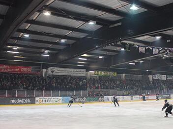 Im heimischen Eisstadion am Kieferndorfer Weg machen bestimmte Fans richtig Stimmung. Leider sorgen manche von ihnen immer wieder auch für Schlagzeilen.  Foto: yh