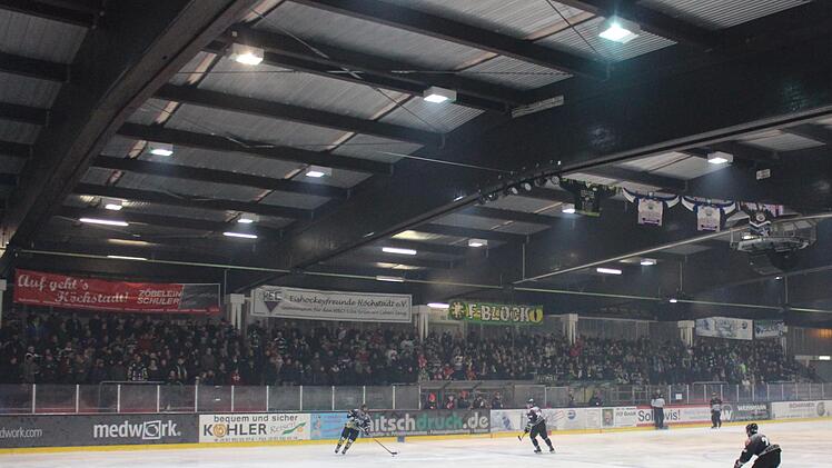 Im heimischen Eisstadion am Kieferndorfer Weg machen bestimmte Fans richtig Stimmung. Leider sorgen manche von ihnen immer wieder auch für Schlagzeilen.  Foto: yh
