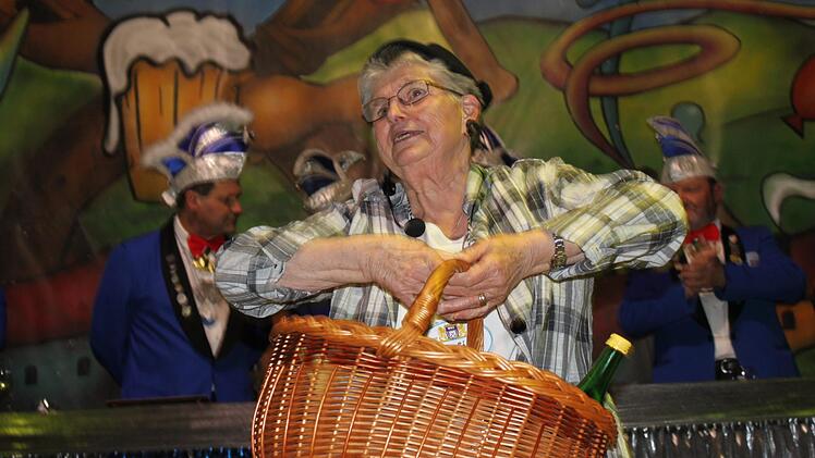 Seit 40 Jahren läuft das Westheimer Urgestein Irmgard Hanel in der Bütt zur Hochform auf.Christiane Reuther
