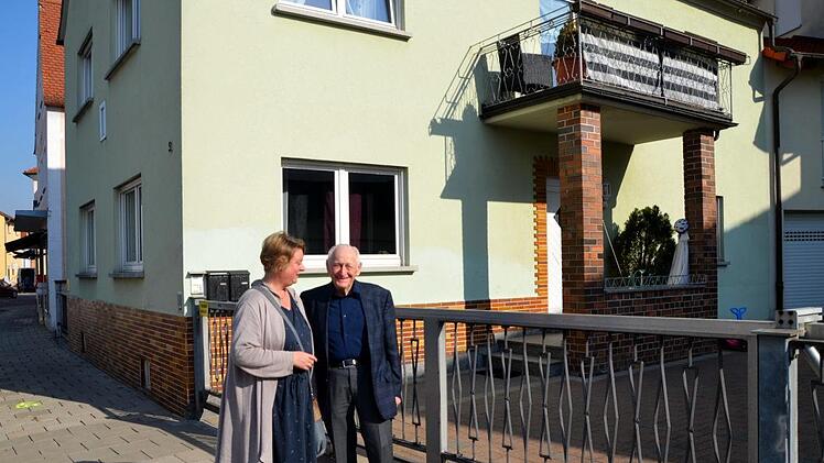 Julius Bernet vor seinem ehemaligen Elternhaus in der Hirschaider Rathausstraße mit Kreisheimatpflegerin Annette Schäfer.