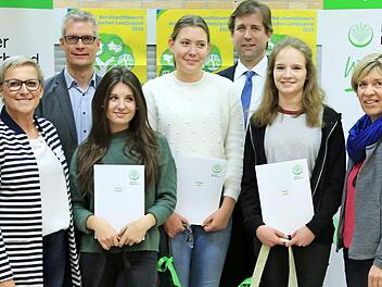 Siegerehrung im Berufswettbewerb der deutschen Landjugend im Kreis Forchem; im Bild (von links) Werner Nützel, Rosi Kraus, Uwe Kirschstein, Sarah Scardo, Lara Hölzlein, Hermann Ulm, Laura Klopf und Christine Werner  Foto: Franz Galster
