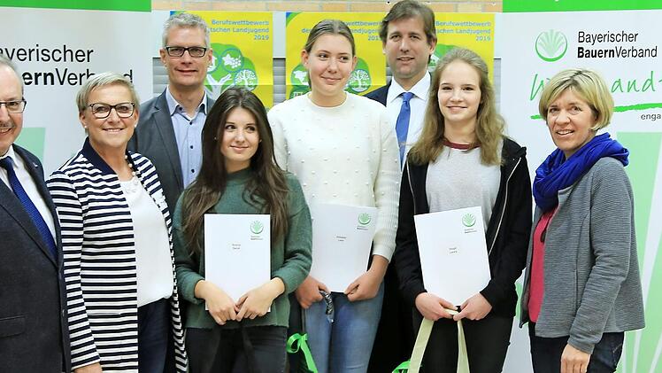 Siegerehrung im Berufswettbewerb der deutschen Landjugend im Kreis Forchem; im Bild (von links) Werner Nützel, Rosi Kraus, Uwe Kirschstein, Sarah Scardo, Lara Hölzlein, Hermann Ulm, Laura Klopf und Christine Werner  Foto: Franz Galster