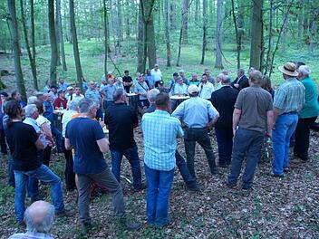 Beim Krisengepräch im Wald hielten vor allem die Waldbesitzer mit ihrer Meinung nicht vorm Berg. alle Fotos: Joseph Beck