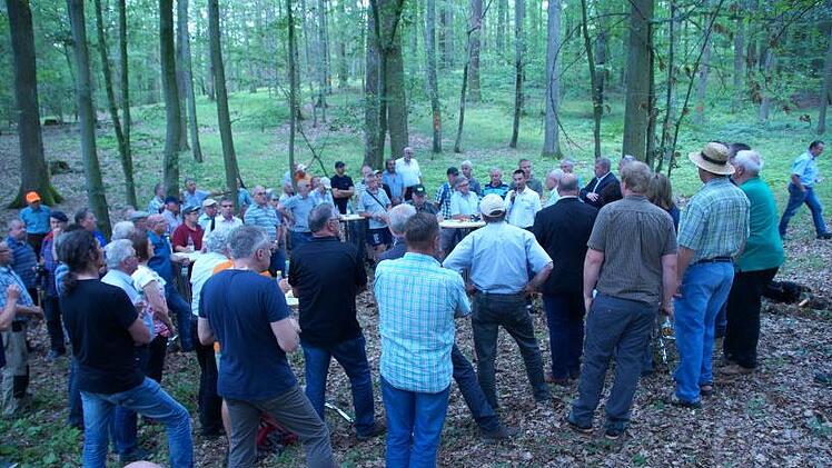 Beim Krisengepräch im Wald hielten vor allem die Waldbesitzer mit ihrer Meinung nicht vorm Berg. alle Fotos: Joseph Beck