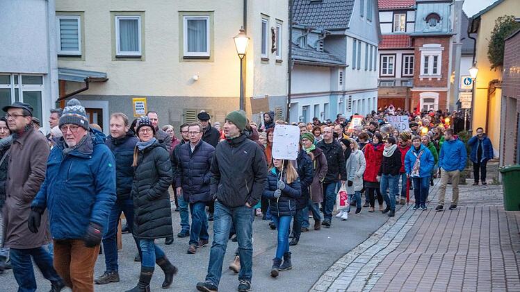 Marsch der Teilnehmer vom Rathaus zum VersammlungsortKlaus Gagel