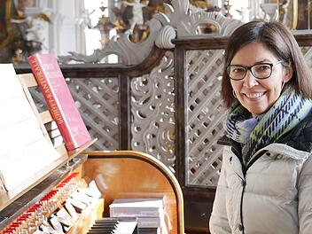 Gabriele Greubel feiert im April ein doppeltes Jubiläum: Sie wird 50 und spielt seit 40 Jahren Orgel in der Münnerstädter Klosterkirche. Foto: Heike Beudert
