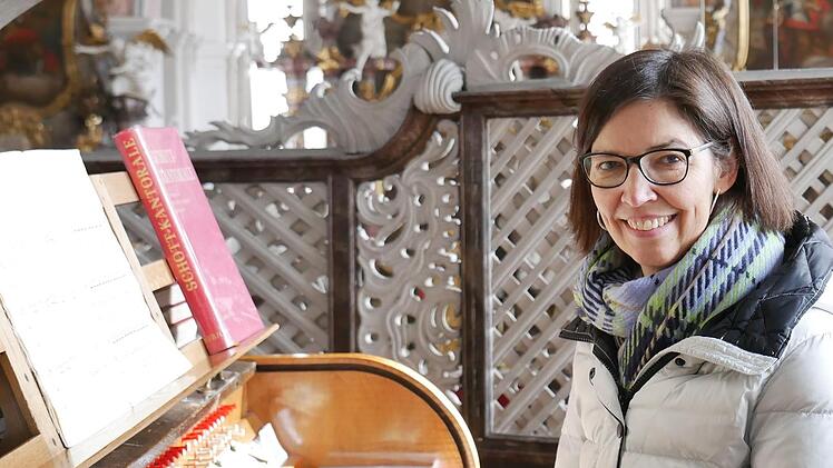 Gabriele Greubel feiert im April ein doppeltes Jubiläum: Sie wird 50 und spielt seit 40 Jahren Orgel in der Münnerstädter Klosterkirche. Foto: Heike Beudert
