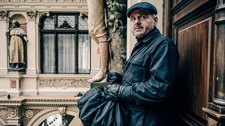 Der treue Carlos (Samuel Finzi) l&auml;sst sich von seinem Chef Allmen immer wieder in dessen krumme Gesch&auml;fte mit hineinziehen.