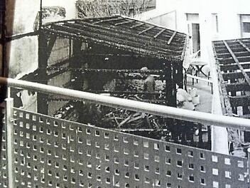 Das Bild machten ermittelnde Polizeiakten von den abgebrannten Nebengebäuden. Foto: Polizei