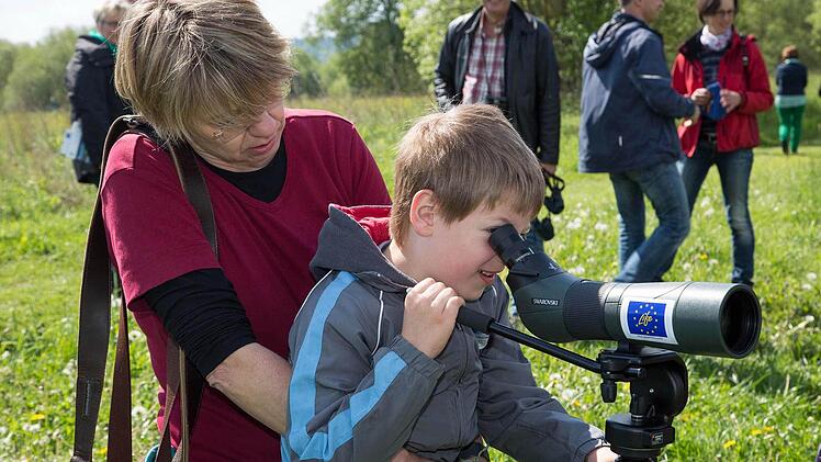 Jonas konnte beim Blick durch das Spektiv die Haubentaucher auf dem See beobachten.