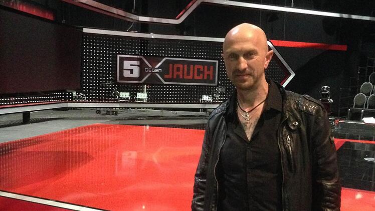 Noch allein im großen Studio: Tätowierer Andy Engel aus Kitzingen war am Freitagabend zu Gast bei der RTL-Show "5 gegen Jauch".   Foto: Engel