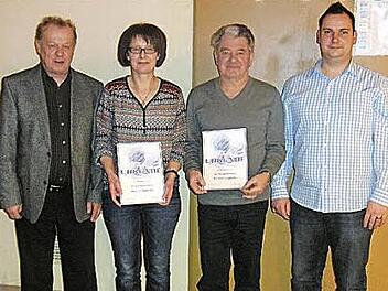 Der SC Haßlach ehrte die Tischtennisspieler Sabine Baumann und Arnold Jungkunz für langjährige Treue und zahlreiche Spieleinsätze. Mit im Bild Vorsitzender Karlheinz Matthes (links) und Tischtennis-Abteilungsleiter Andreas Strangia. Foto: privat
