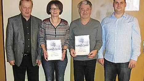 Der SC Haßlach ehrte die Tischtennisspieler Sabine Baumann und Arnold Jungkunz für langjährige Treue und zahlreiche Spieleinsätze. Mit im Bild Vorsitzender Karlheinz Matthes (links) und Tischtennis-Abteilungsleiter Andreas Strangia. Foto: privat