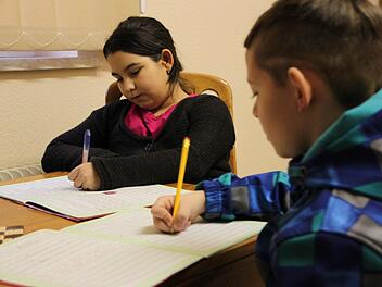 In der Pension Arnold werden ab Februar 15 Asylbewerber in Waldfenster aufgenommen. Ein paar Orte weiter, in Schondra, gibt es schon eine Flüchtlingsunterkunft. Hier machen Kristina Navlovic (10) und Dani Denaj (9) ihre Hausaufgaben. Symbolbild: Ulrike Müller/Archiv