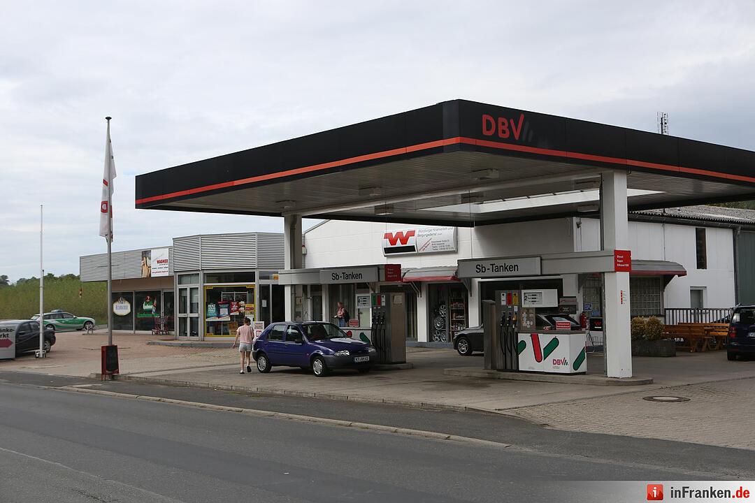 Bewaffneter Raubueberfall auf Geiselwinder Tankstelle - Polizei findet Bargeld