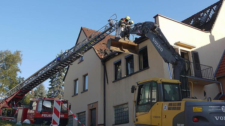 Aufräumarbeiten nach dem Dachstuhlbrand in Grub am Forst. Foto: Berthold Köhler