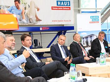 Vertreter des Handwerks und der Politik diskutierten über die Digitalisierung (v. l. Handwerkskammer-Geschäftsführer Rolf Lauer, Prof. Klaus Schilling, MdL Sandro Kirchner, Moderator Alexander Subat, Landrat Thomas Bold und Hanse Haus-Geschäftsführer Marco Hammer. Foto: eik