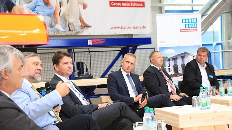 Vertreter des Handwerks und der Politik diskutierten über die Digitalisierung (v. l. Handwerkskammer-Geschäftsführer Rolf Lauer, Prof. Klaus Schilling, MdL Sandro Kirchner, Moderator Alexander Subat, Landrat Thomas Bold und Hanse Haus-Geschäftsführer Marco Hammer. Foto: eik