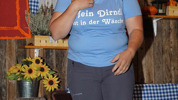 Als Überraschungsgast taucht Walburga (Angela Kießling), die Wirtin von der Nachbaralm auf.  Foto: Klaus Gagel