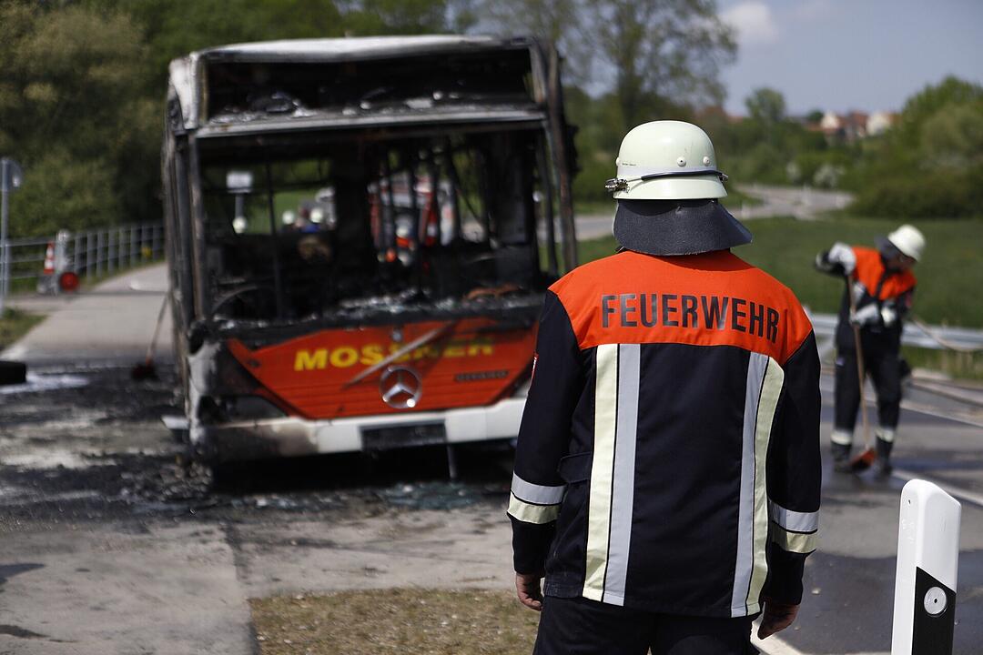 Mittelfranken: Vollbesetzter Schulbus fängt Feuer und brennt komplett aus