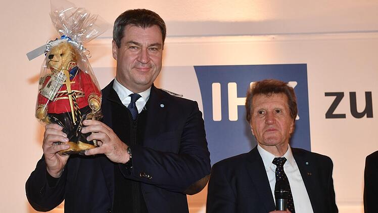 Als Erinnerungsgeschenk erhielt Markus Söder einen Prinz-Albert-Bären aus dem Hause Hermann-Teddy. Foto: Ronald Rinklef
