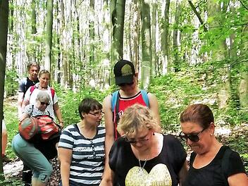 Menschen mit und ohne Handicap wandern gemeinsam. Foto: Peter Schmidt/Michael Hemm