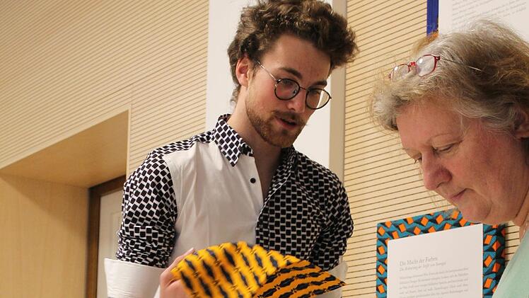 Die Muster der traditionellen Stoffe haben eine eigene Bedeutung, wissen Benedikt Rittger und Projektreferentin Gabi Kaulen. Foto: Mirjam Stumpf