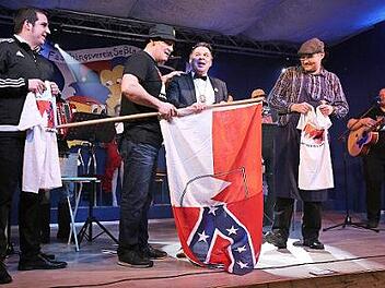 "Rebellen des Südens" steht auf dem T-Shirt der "Fränkischen Bauerninfanterie". "Ober-Infanterist" Helmut Neudecker (Zweiter von links) möchte, dass Bürgermeister Maximilian Neeb, Stadtrat Carsten Höllein und MdL Martin Mittag (von links) die T-Shirts bei der ersten Sitzung des neuen Stadtrats tragen.  Foto: Bettina Knauth