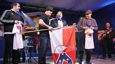"Rebellen des Südens" steht auf dem T-Shirt der "Fränkischen Bauerninfanterie". "Ober-Infanterist" Helmut Neudecker (Zweiter von links) möchte, dass Bürgermeister Maximilian Neeb, Stadtrat Carsten Höllein und MdL Martin Mittag (von links) die T-Shirts bei der ersten Sitzung des neuen Stadtrats tragen.  Foto: Bettina Knauth
