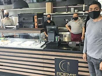 Abstand halten ist auch für die Mannschaft von Adem Deliduman (vorne rechts) oberstes Gebot. Mit einer "Rumpfmannschaft" hält der Gastronom seinen Heßdorfer Betrieb am Laufen.  Foto: Michael Busch