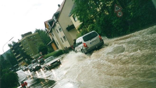 Darauf können die Einwohner von Weiher verzichten: Hochwasser in der der Fröbelstraße, das auch aus der Hannes-Strehly-Straße runtergeschossen kommt. Foto: Archiv/privat
