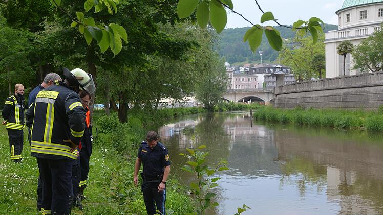 Polizei und Feuerwehren rückten am Dienstagnachmittag aus, weil Spaziergängern eine gelbliche Flüssigkeit in der Saale auffiel. Dabei handelte es sich um eisenhaltiges Wasser aus dem Luitpoldsprudel. Foto: Peter Rauch